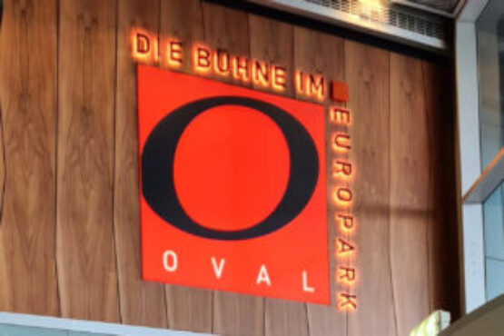 Oval Europark Salzburg Schild Schrift