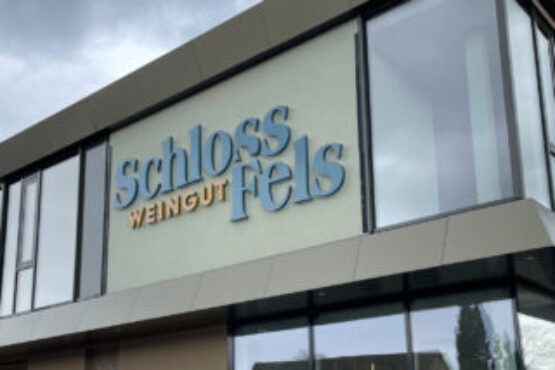 Weingut Schloss Fels Leuchtschrift 01