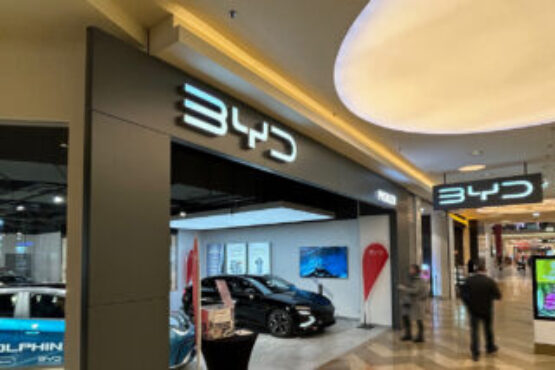 BYD Autohaus Pichler Plus City Portal Eingang