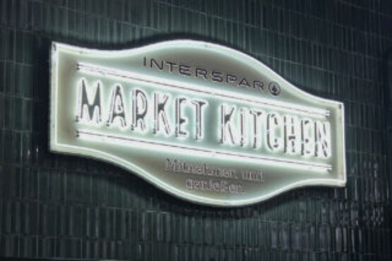 IM30 Wien Market Kitchen Neon Schrift Logo