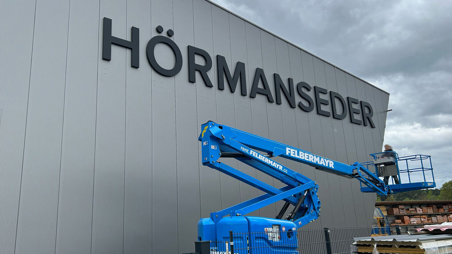Hörmanseder Leuchtschrift Fassade Montage 02