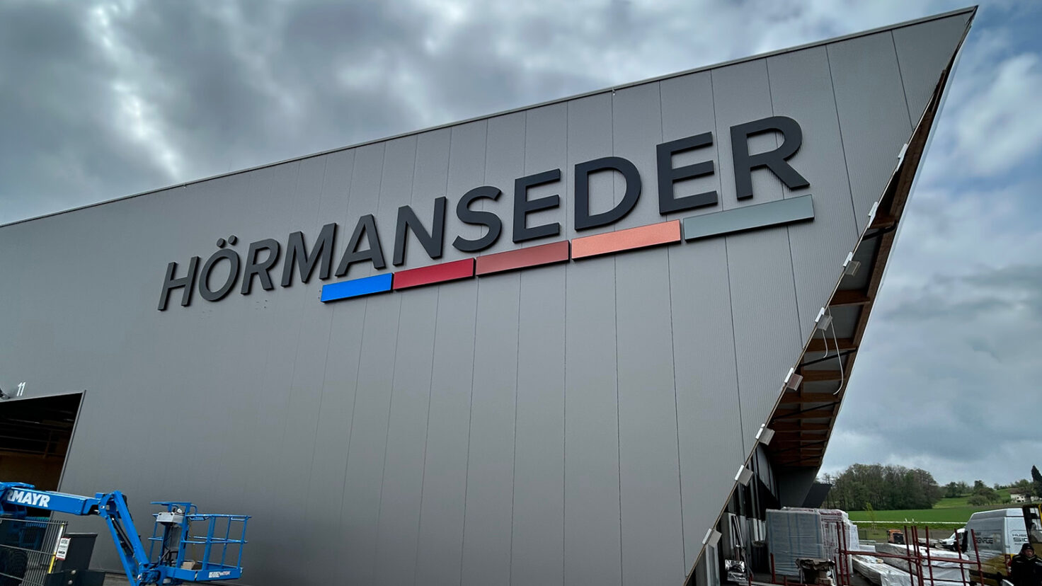 Hörmanseder Leuchtschrift Fassade Montage 03