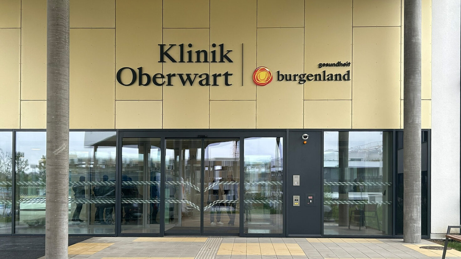 Klinik Oberwart Logo Haupteingang Unbeleuchtet