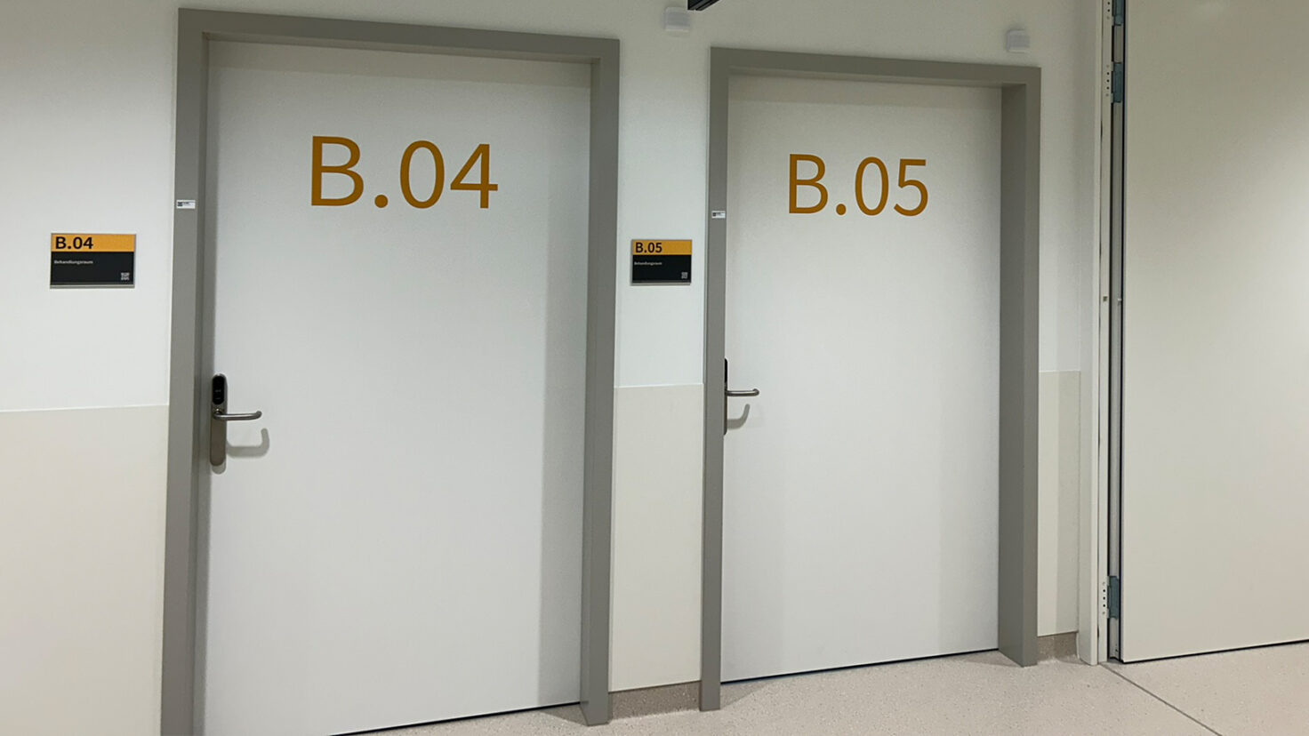 Klinik Oberwart Türbeschriftung