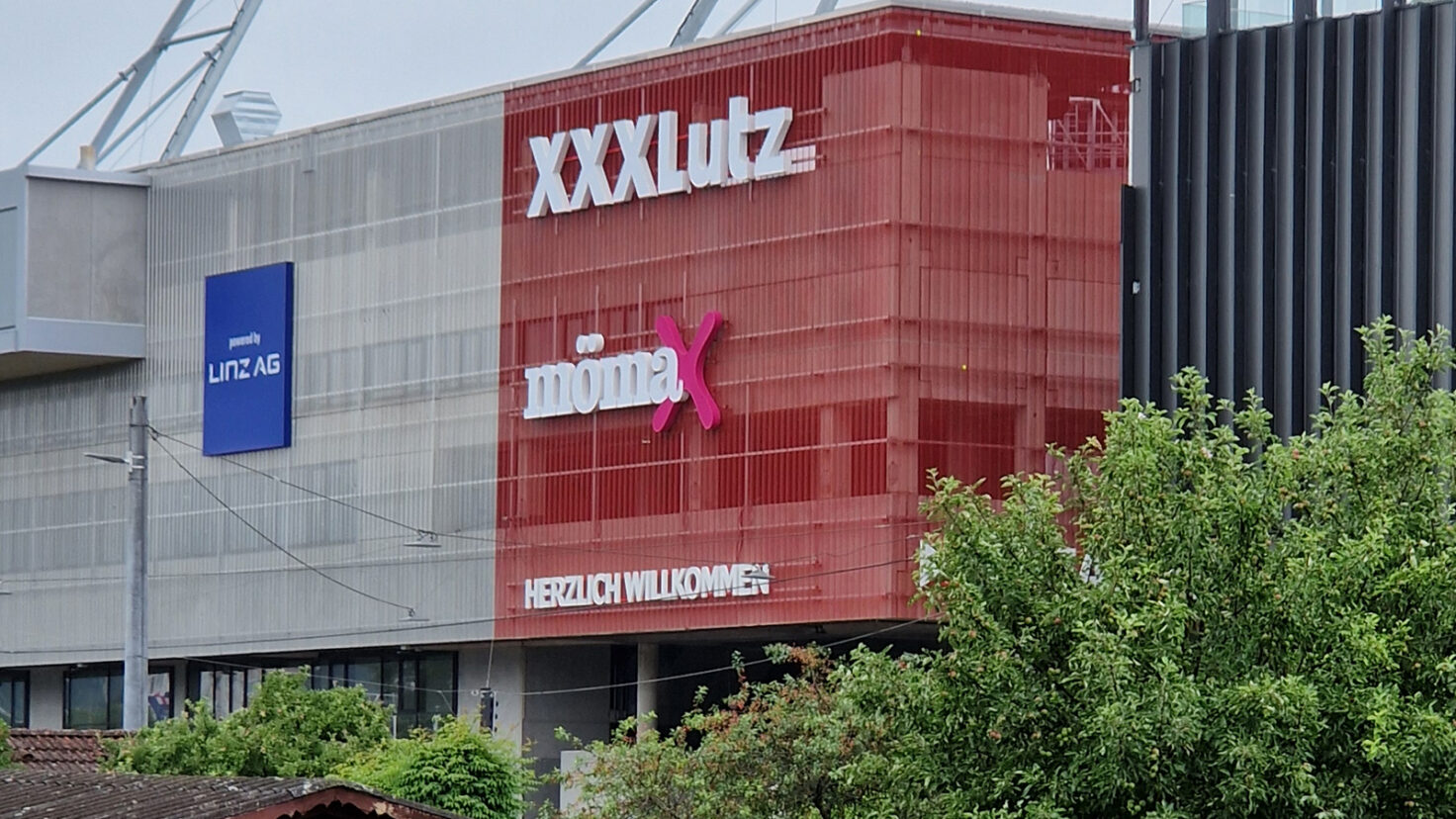 XXXLutz Linz Mömax Fassade 02