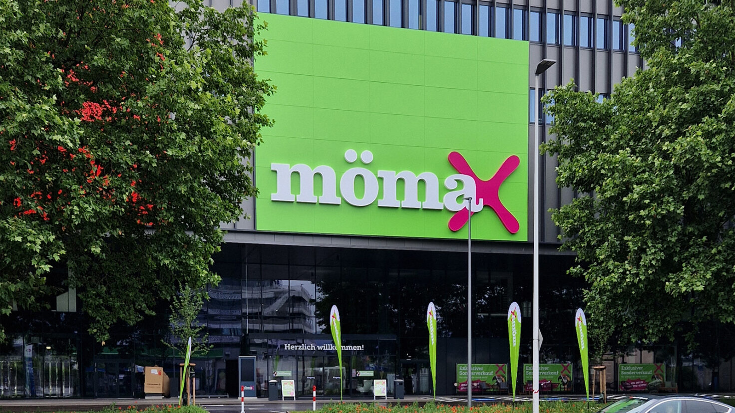 XXXLutz Linz Mömax Leuchtschrift 01