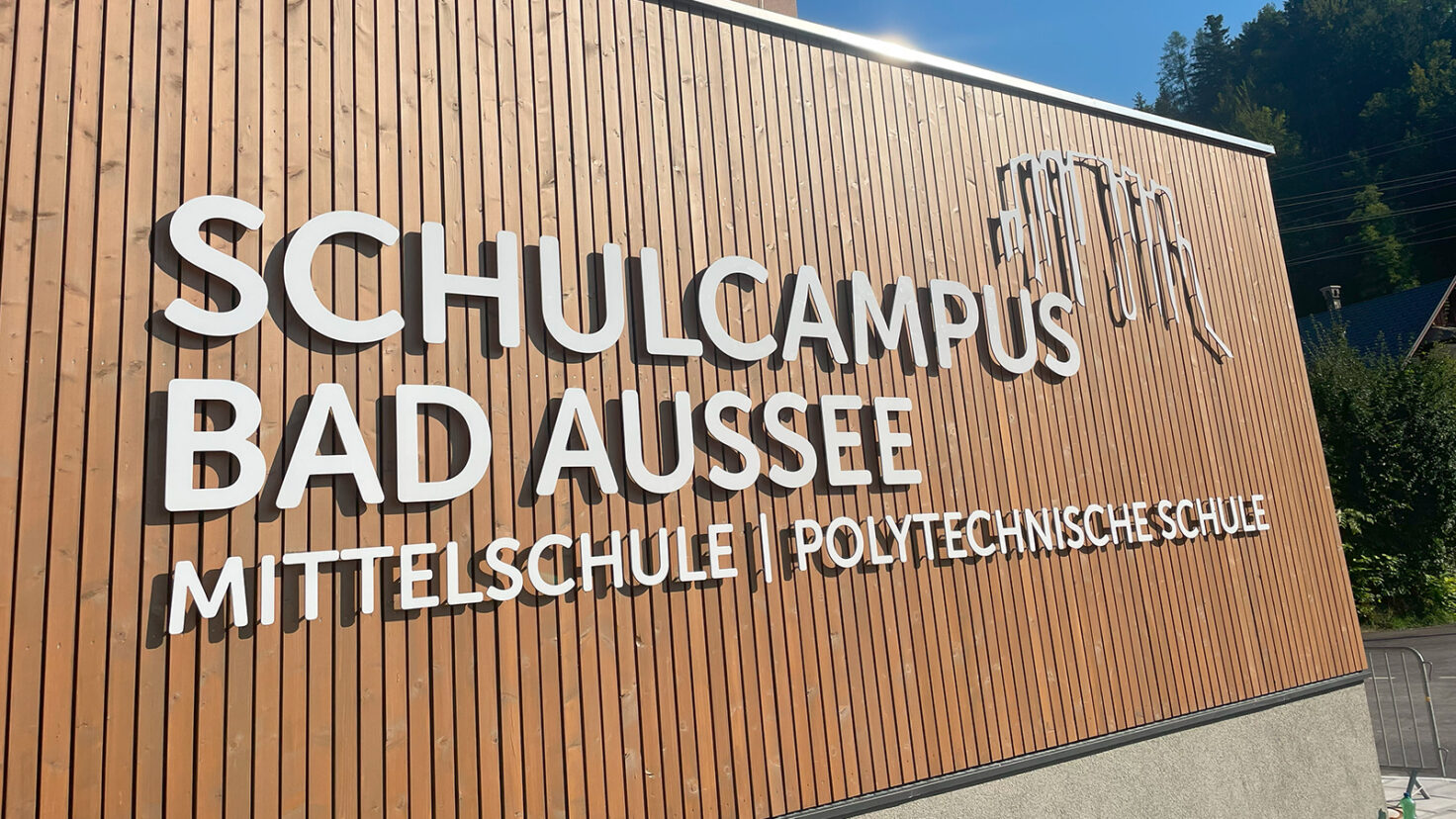 Schulcampus BadAussee Fassadenschrift 01