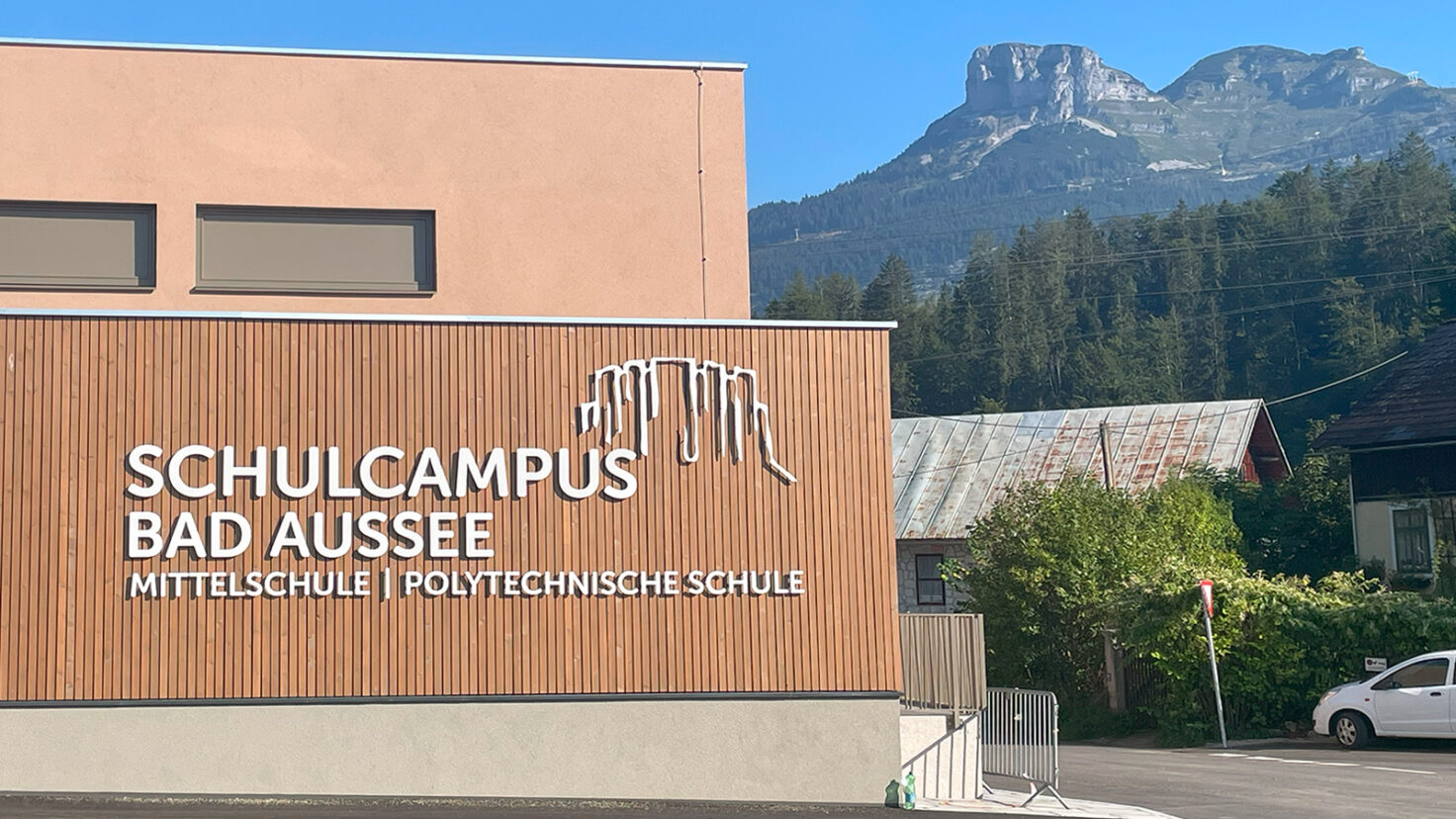 Schulcampus BadAussee Fassadenschrift 03