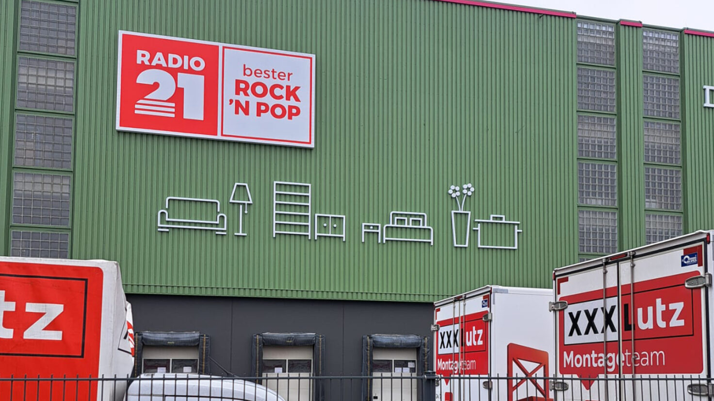 Leuchtende Piktogramme an der Fassade des XXXLutz in Garbsen, Deutschland