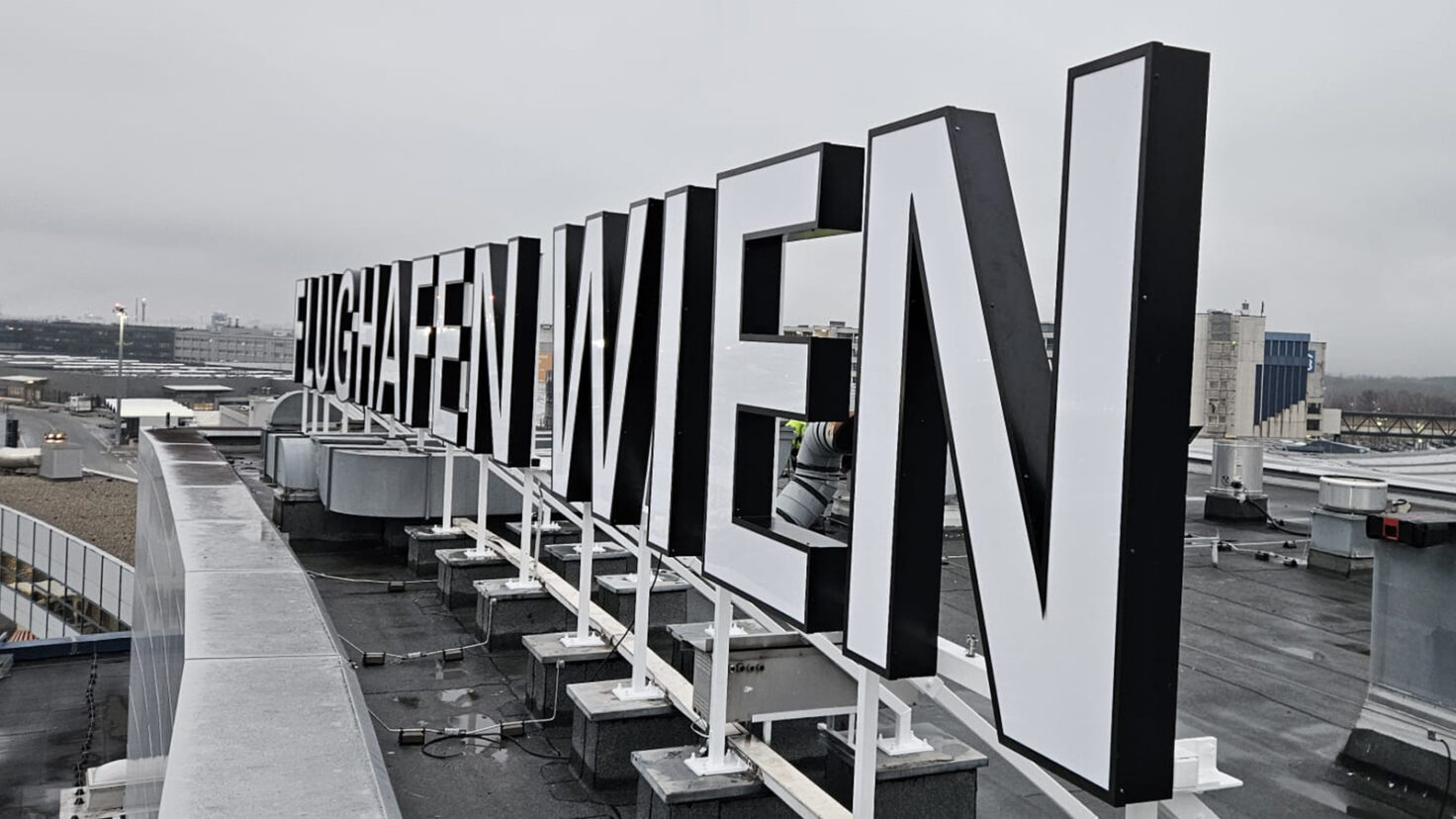 Flughafen Wien Leuchtschrift am Dach