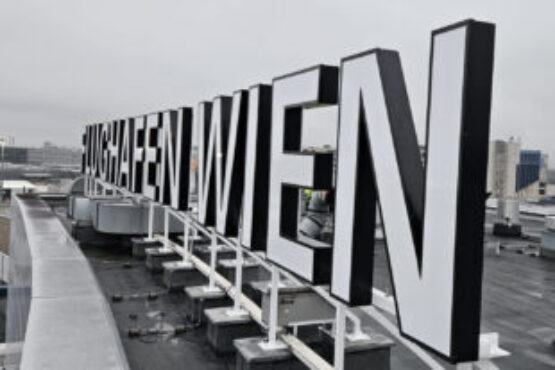 Flughafen Wien Leuchtschrift am Dach