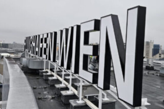 Flughafen Wien Leuchtschrift am Dach
