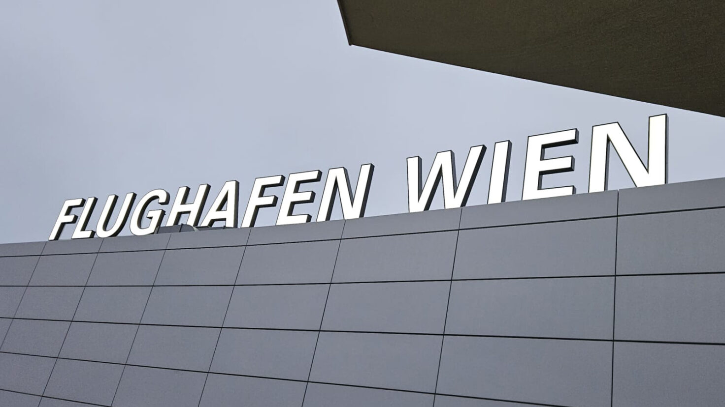 Flughafen Wien Leuchtschrift Dach leuchtend