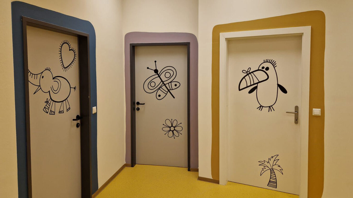 LeoDocs Kinderarztpraxis Folierung mit lustigen Motiven