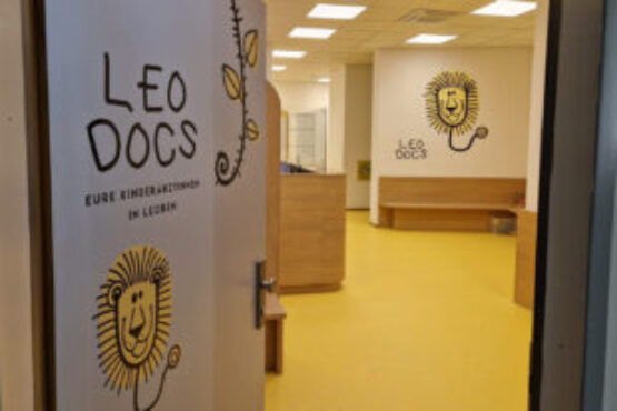 LeoDocs Kinderarztpraxis Folierung mit lustigen Motiven
