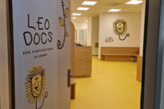 LeoDocs Kinderarztpraxis Folierung mit lustigen Motiven