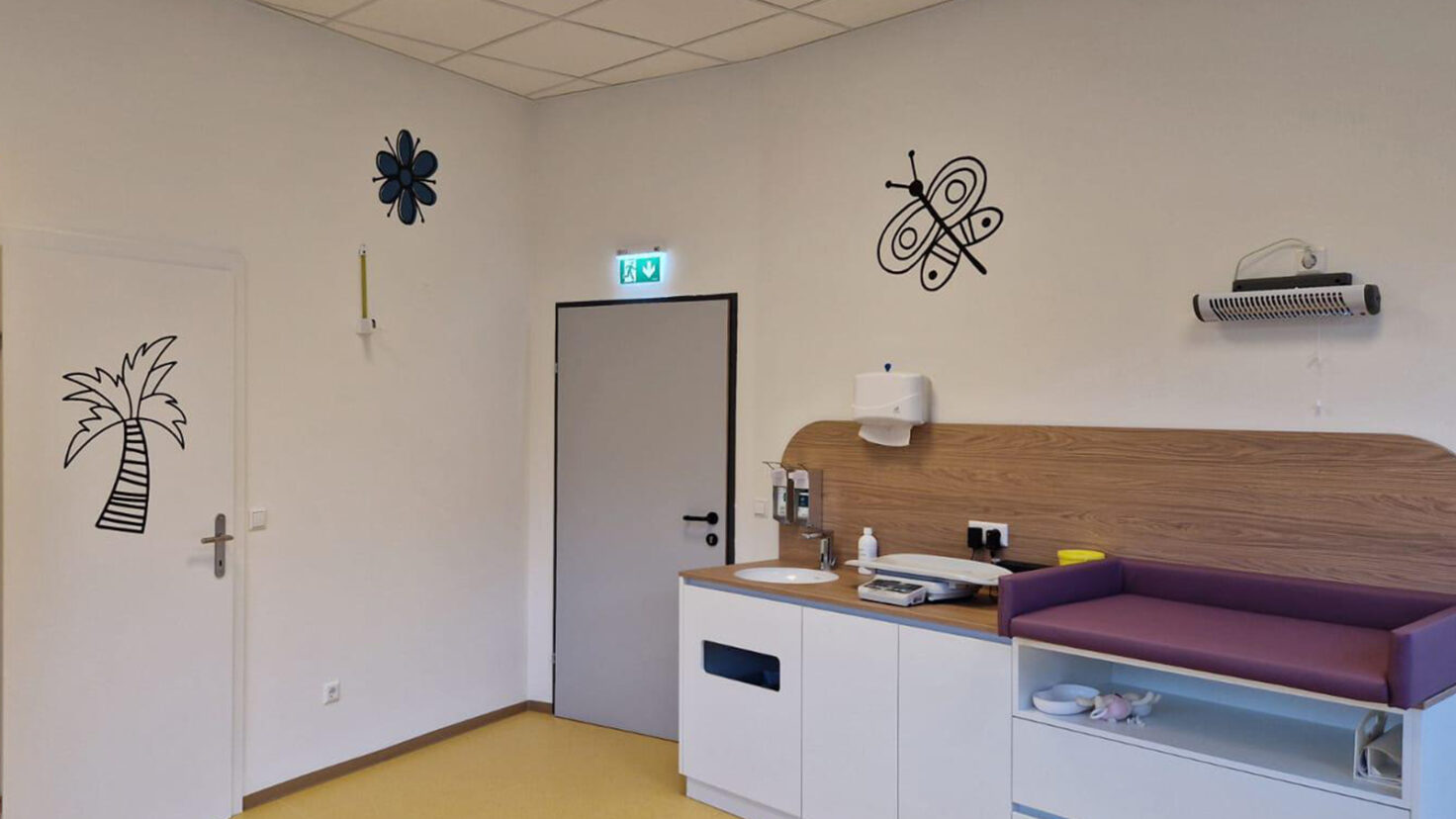 LeoDocs Kinderarztpraxis Folierung mit lustigen Motiven