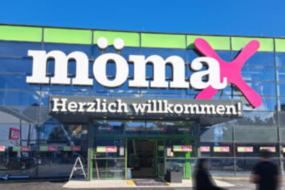 Mömax Klagenfurt Leuchtschriften Eingang