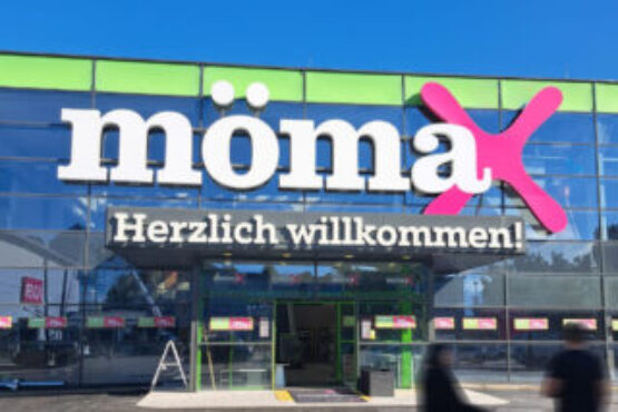 Mömax Klagenfurt Leuchtschriften Eingang