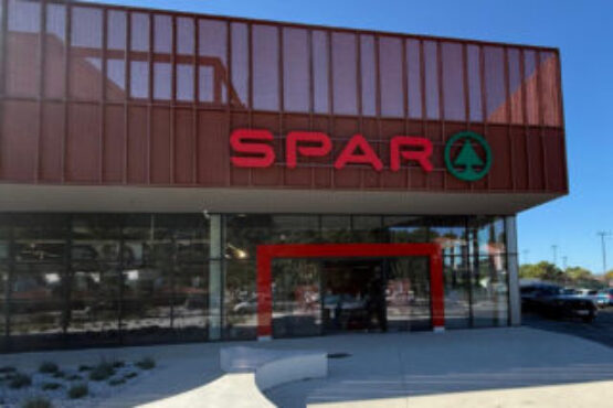 Leuchtschrift und Eingangsportal