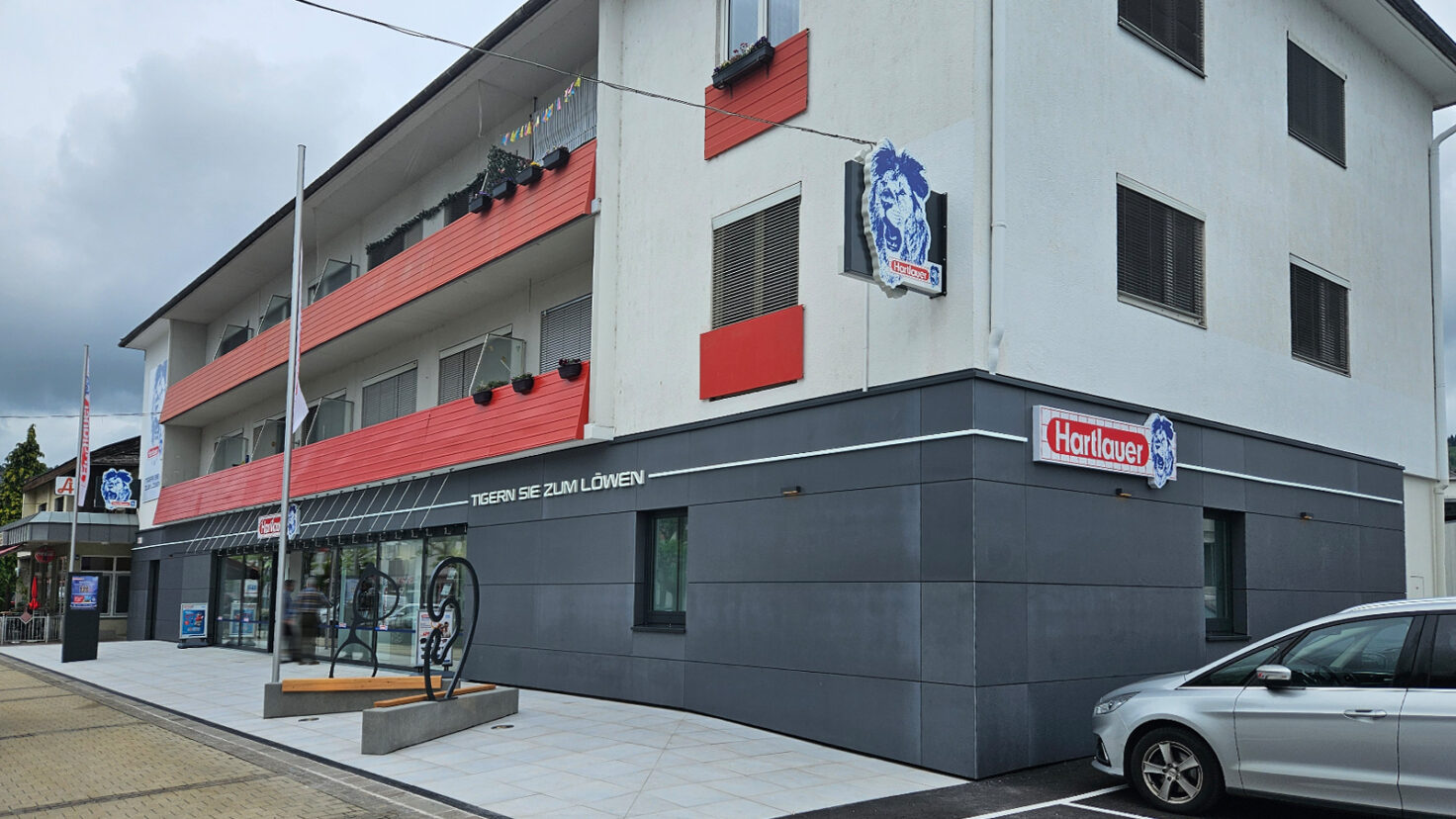 Lichtwerbung an der Fassade des Hartlauer in Feldkirchen