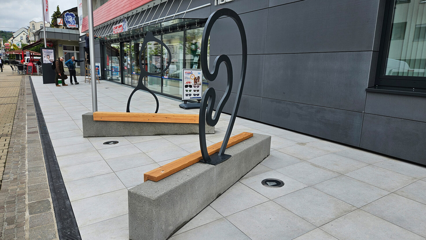 unbeleuchtete Skulpturen aus Metall