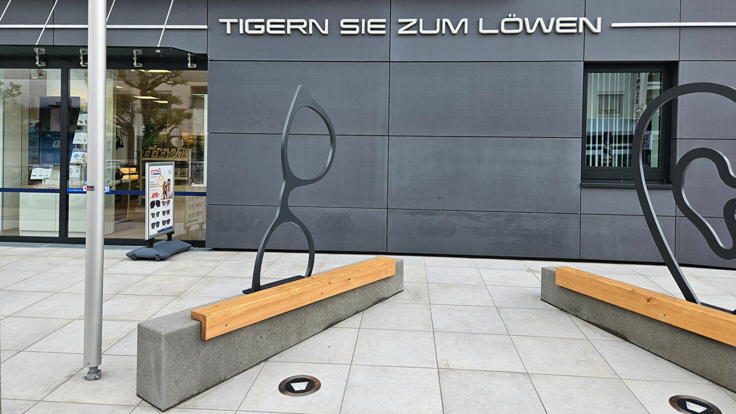 unbeleuchtete Skulpturen aus Metall