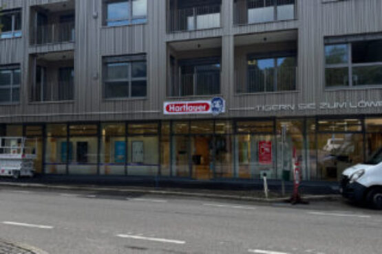 Leuchtschrift und Leuchtschild bei einer Hartlauer Filiale in Perg