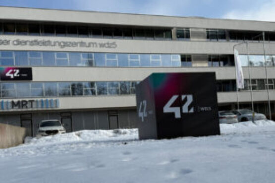 Leuchtender Würfel und Fassaden-Leuchtschild beim Campus 42 in Wels