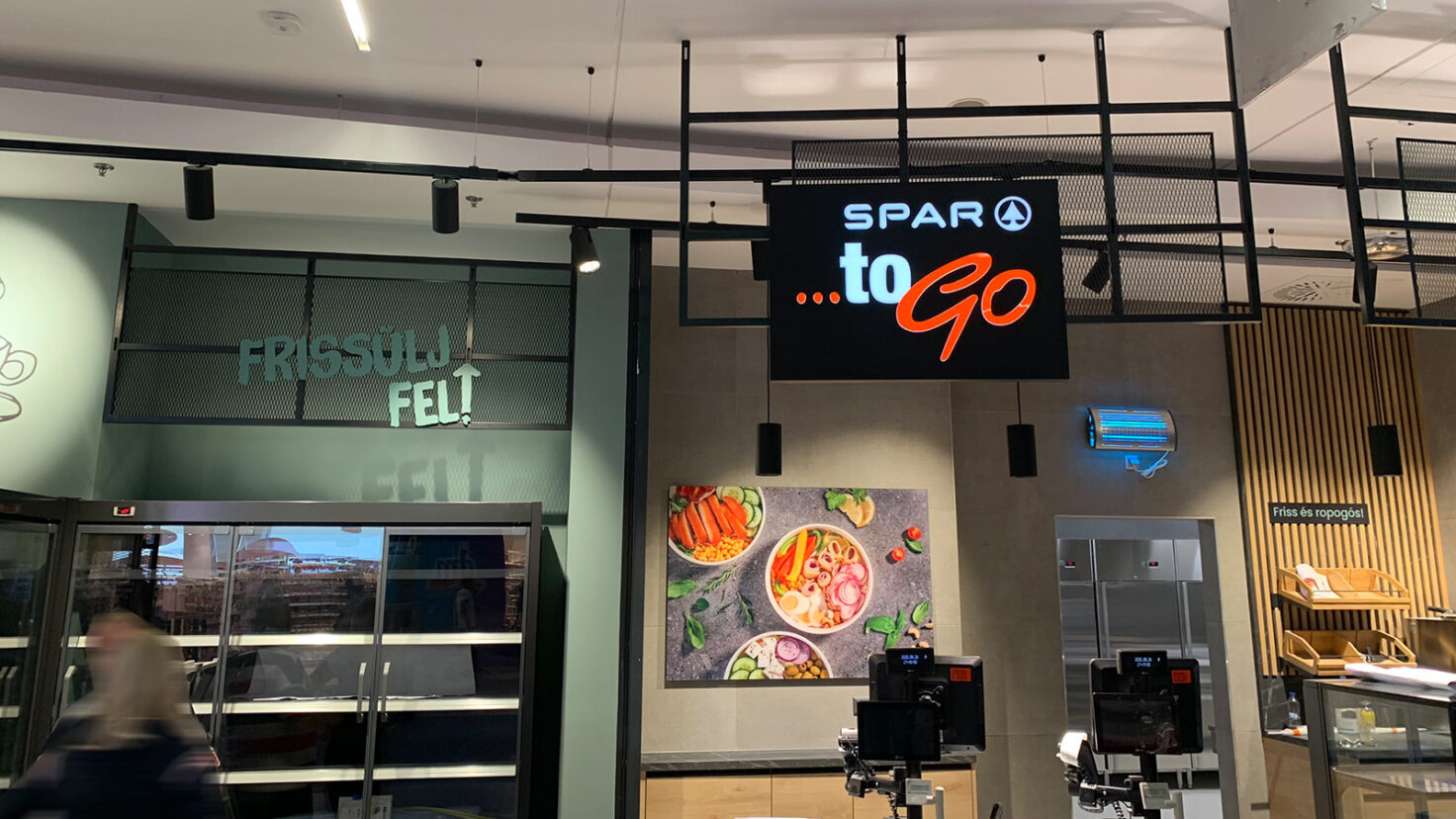 Leuchtendes Logo Spar to go auf schwarzem Hintergrund