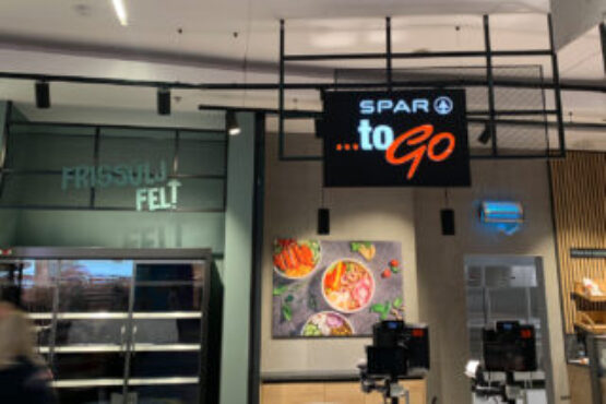 Leuchtendes Logo Spar to go auf schwarzem Hintergrund