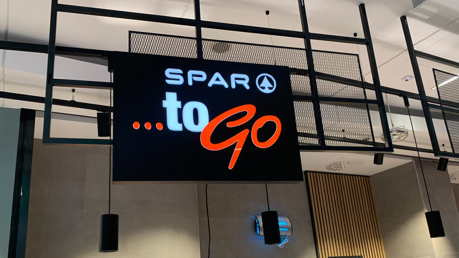 Leuchtendes Logo Spar to go auf schwarzem Hintergrund