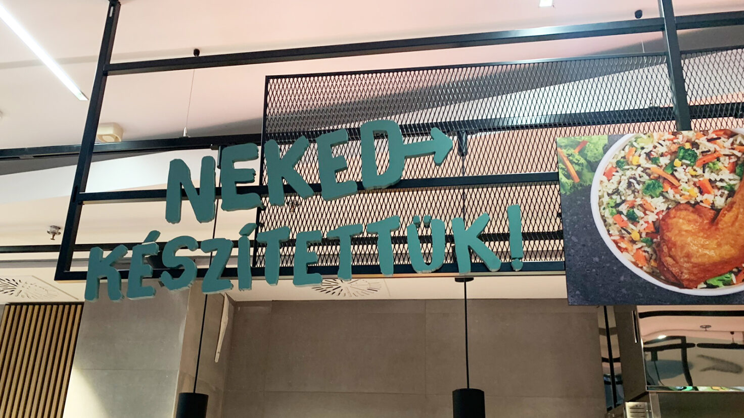 Motivbild und 3D-Buchstaben als Wandgestaltung