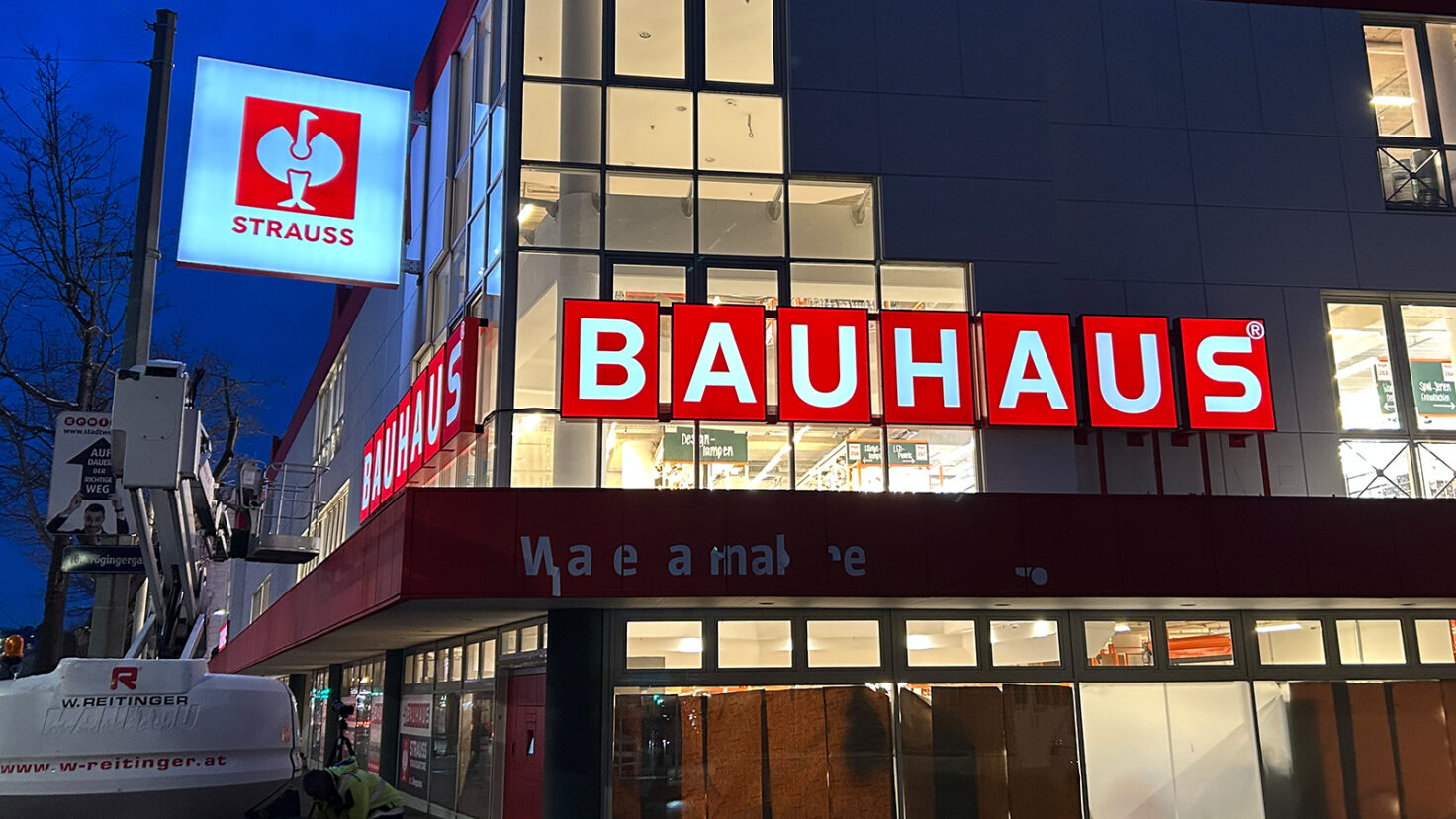 Bauhaus Schriftzug bestehend aus einzelnen Leuchtschildern bei Nacht