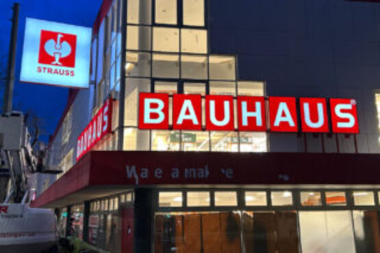 Bauhaus Schriftzug bestehend aus einzelnen Leuchtschildern bei Nacht