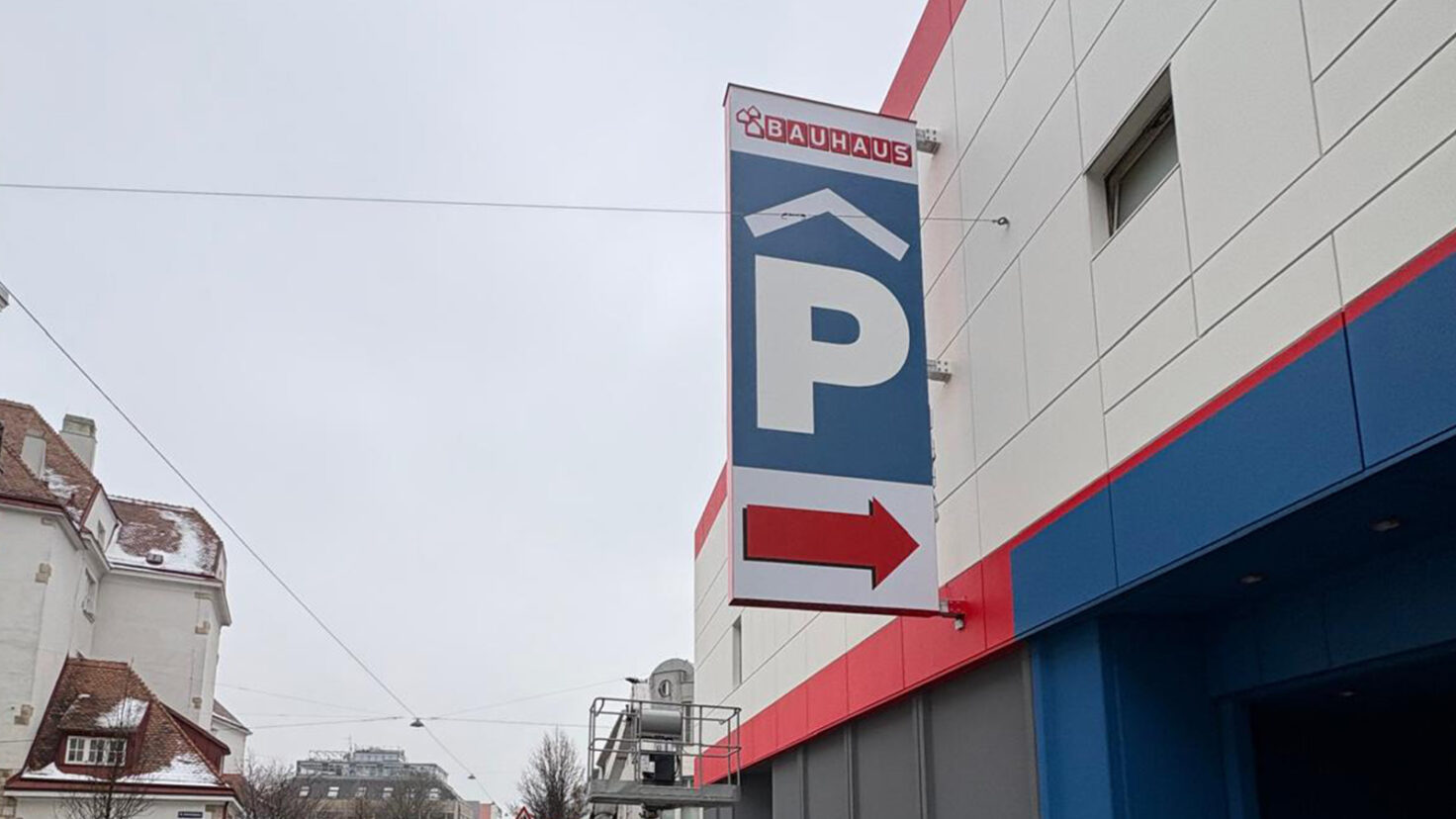 auskragendes Leuchtschild als Parkplatz-Hinweis beim Bauhaus Wien Ottakring