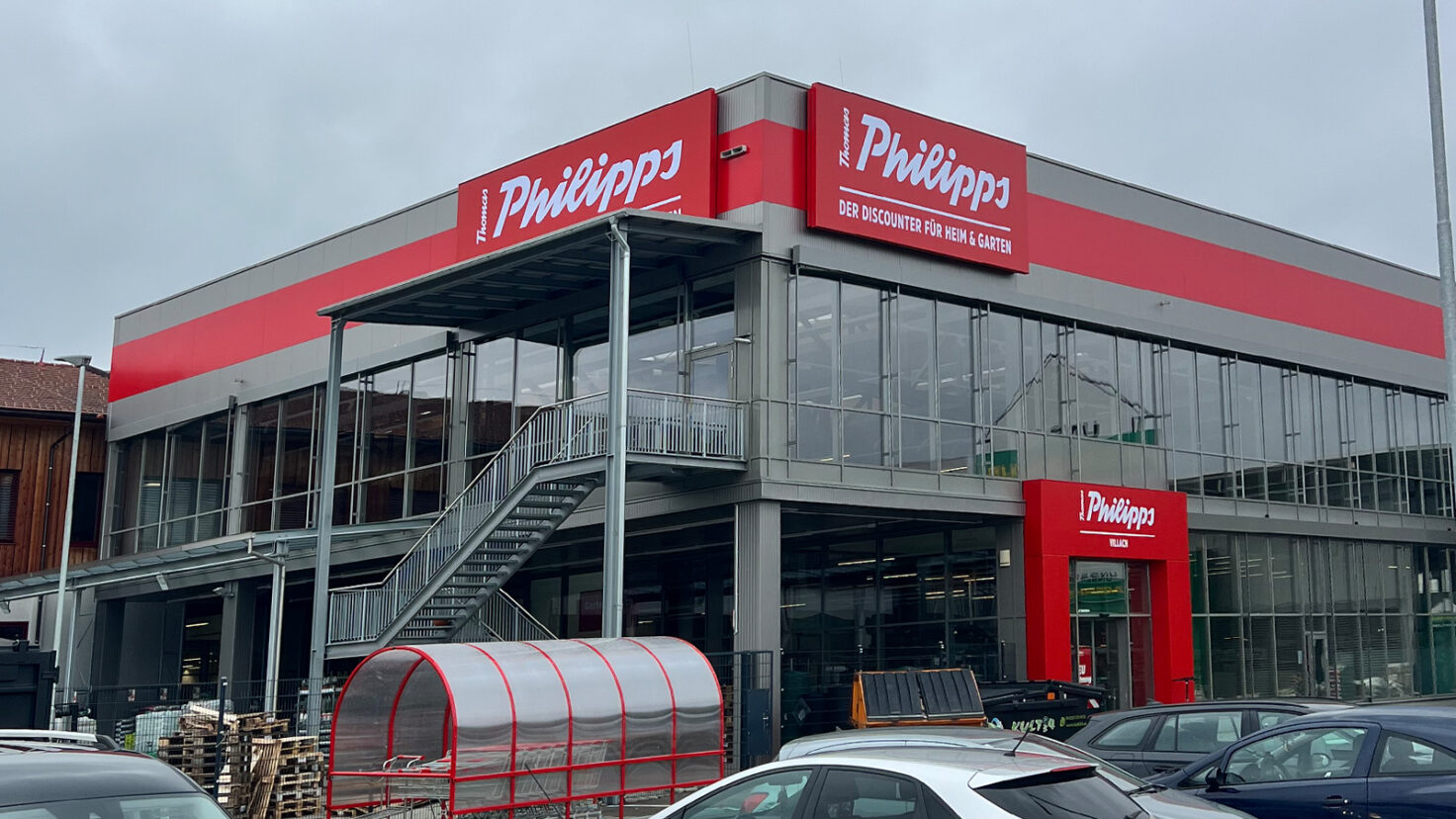 Leuchtschilder und Eingangsportal