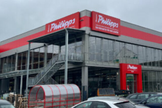 Leuchtschilder und Eingangsportal