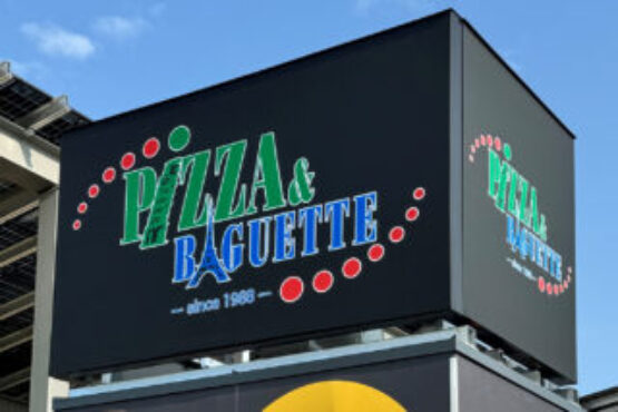 Leuchtschilder am Dach eines Containers der Pizza-Baguette GmbH