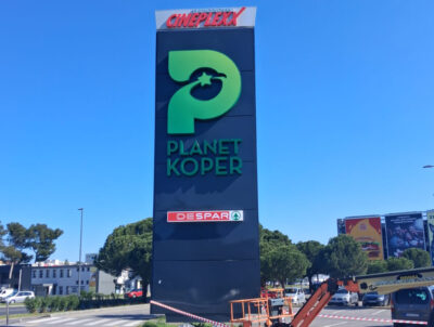 DESPAR Koper Leuchtschild am Pylon