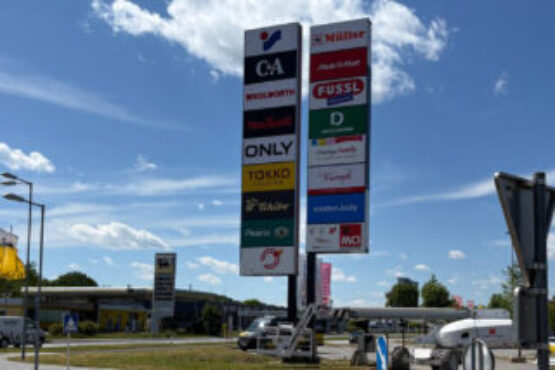 Fahnenpylone beim FMZ in Fürstenfeld