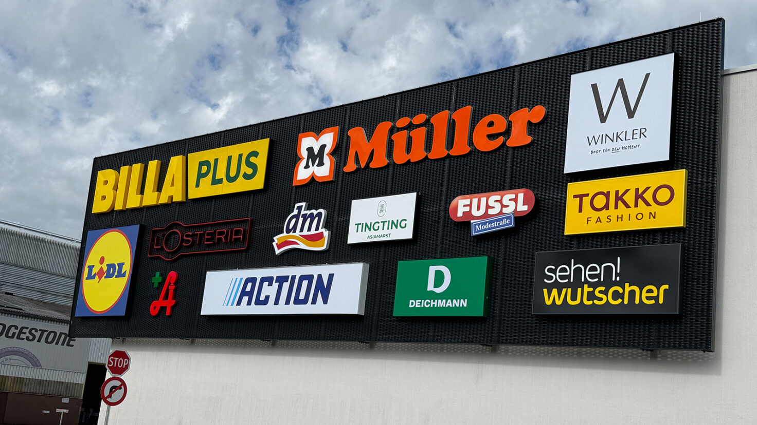 PRO Linz Leuchtschriften Shops Werbewand